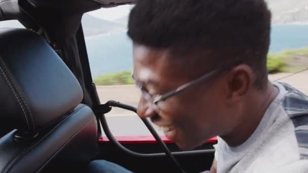 Opgewonden Jonge Mannelijke Passagier Achterkant Van Open Top Auto Rijden — Stockvideo