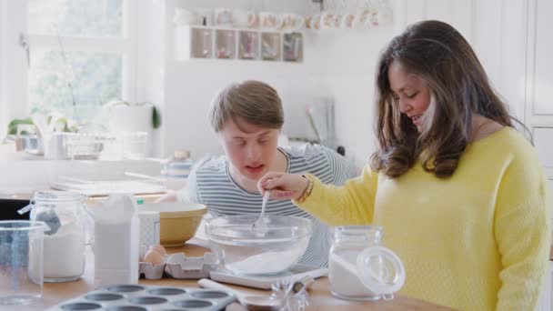 Síndrome Young Downs Pareja Cocina Casa Siguiendo Receta Tableta Digital — Vídeo de stock