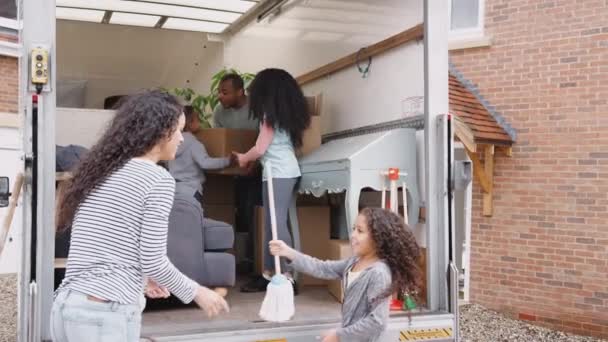 移動中の日に新しい家にボックスを荷降ろしトラックの後ろに立っている家族 スローモーションで撮影 — ストック動画