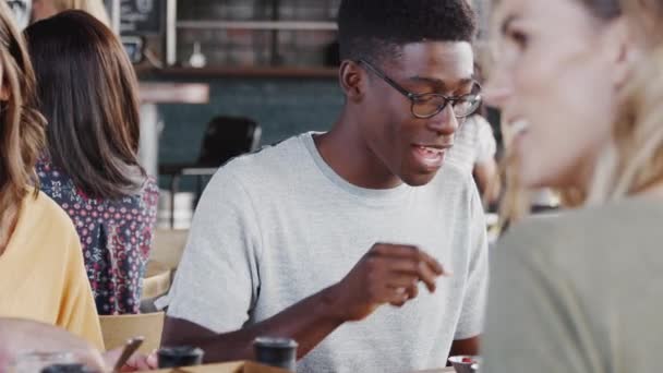 Grupo Amigos Comendo Refeição Conversando Restaurante Movimentado Filmado Câmera Lenta — Vídeo de Stock