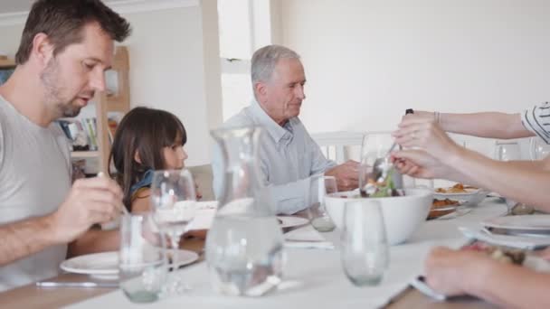 Multi Generatie Familie Zitten Rond Tafel Thuis Genieten Van Maaltijd — Stockvideo