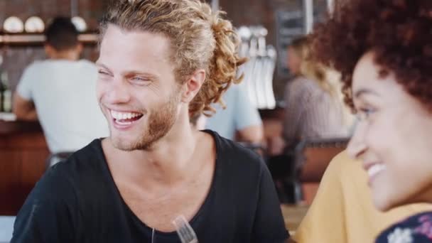 Grupo Amigos Comiendo Hablando Restaurante Concurrido Filmado Cámara Lenta — Vídeo de stock