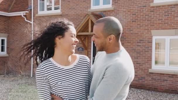 Couple Aimant Debout Extérieur Nouvelle Maison Étreignant Avec Homme Embrassant — Video