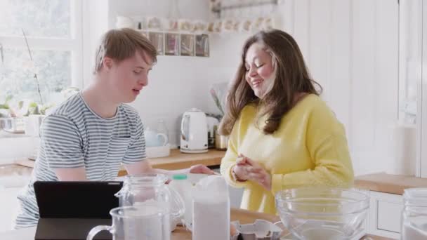 Síndrome Young Downs Pareja Cocina Casa Siguiendo Receta Tableta Digital — Vídeo de stock