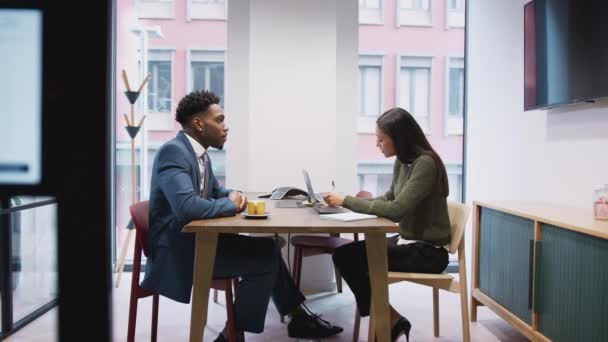 Geschäftsfrau Interviewt Männlichen Jobkandidaten Besprechungsraum — Stockvideo