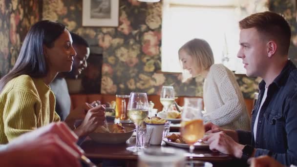 Menschen Essen Und Trinken Belebtem Restaurant Gedreht Zeitlupe — Stockvideo