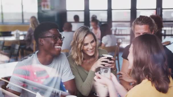 Grupo Jovens Amigos Reunidos Sentados Torno Mesa Conversando Café Disparado — Vídeo de Stock