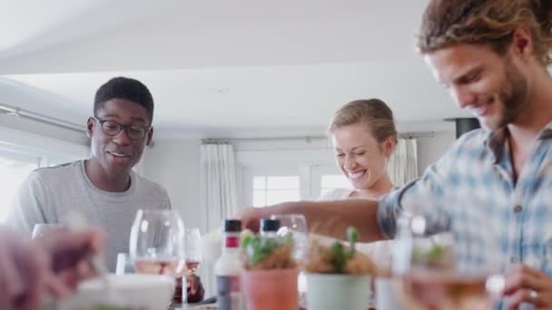 Grupo Amigos Sentados Alrededor Mesa Casa Disfrutando Comida Juntos Filmados — Vídeos de Stock