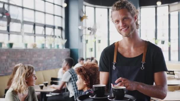 Retrato Del Camarero Masculino Sosteniendo Bandeja Sirviendo Bebidas Calientes Concurrida — Vídeos de Stock