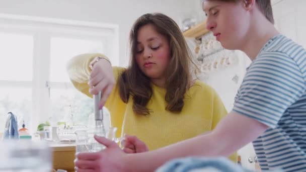 Young Downs Syndrome Ζευγάρι Στην Κουζίνα Στο Σπίτι Χτυπώντας Αυγά — Αρχείο Βίντεο