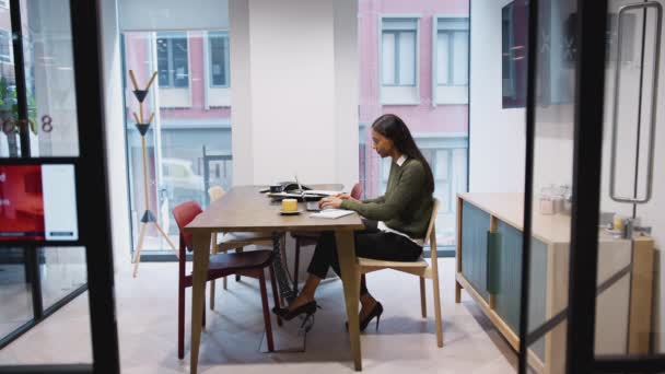 Mujer Negocios Sentada Escritorio Sala Reuniones Trabajando Ordenador Portátil Filmado — Vídeo de stock