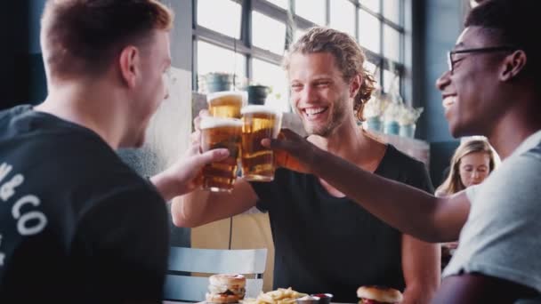 Groep Jonge Mannelijke Vrienden Toosten Met Bier Als Elkaar Ontmoeten — Stockvideo