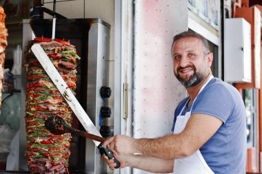 İstanbul, Türkiye - 10 Ağustos 2018. Türk adam Kucuk Pazar 'da Kebap Barı' nda Doner Kebap hazırlıyor - Bereket Doner.