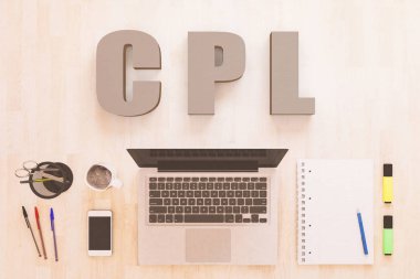 CPL - kurşun başına maliyet - metin konsept dizüstü bilgisayar, smartphone, defter ve kalemler ahşap masaüstü. 3D render illüstrasyon.