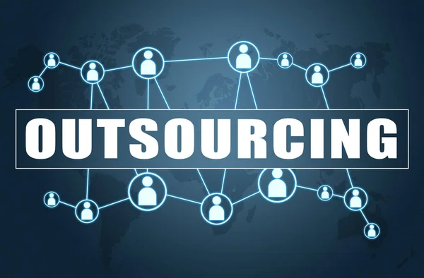 Outsourcing Textkonzept Auf Blauem Hintergrund Mit Weltkarte Und Sozialen Symbolen — Stockfoto