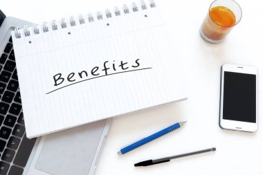 Faydaları - masadaki bir defterde el yazısıyla yazılmış metin - 3D resimleme.