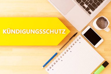 Kuendigungsschutz - kovulmaya karşı korunmak için Almanca kelime - masaüstünde defter, akıllı telefon, kalem ve kahve fincanı ile doğrusal metin oku kavramı - 3D resimleme.
