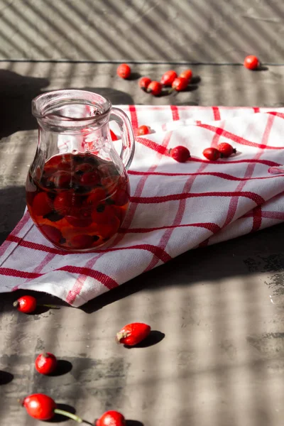 Red Ripe Dogrose Infused Hot Water Scattered Table — Stock Photo, Image