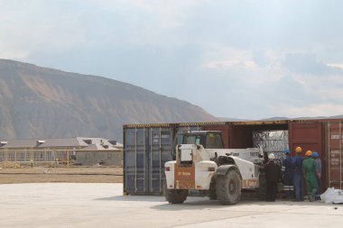 Çalışma sürecinde petrol ve gaz üretimi sırasında petrokimya fabrikasındaki petrol boruları