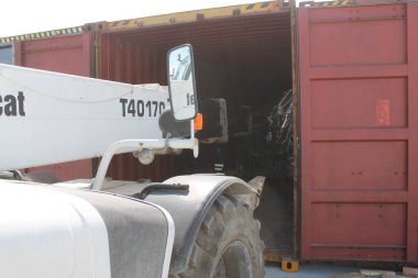 Çalışma sürecinde petrol ve gaz üretimi sırasında petrokimya fabrikasındaki petrol boruları