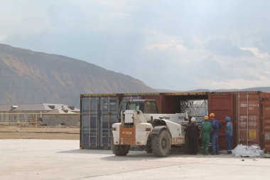 Çalışma sürecinde petrol ve gaz üretimi sırasında petrokimya fabrikasındaki petrol boruları