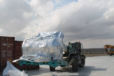 Çalışma sürecinde petrol ve gaz üretimi sırasında petrokimya fabrikasındaki petrol boruları