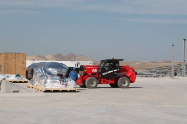 Çalışma sürecinde petrol ve gaz üretimi sırasında petrokimya fabrikasındaki petrol boruları