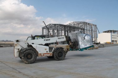 Çalışma sürecinde petrol ve gaz üretimi sırasında petrokimya fabrikasındaki petrol boruları
