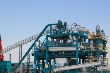 Çalışma sürecinde petrol ve gaz üretimi sırasında petrokimya fabrikasındaki petrol boruları