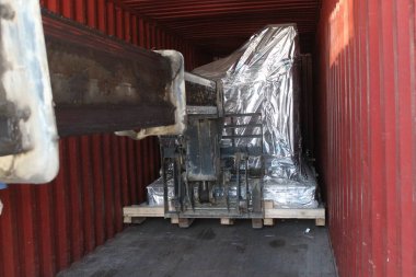 Çalışma sürecinde petrol ve gaz üretimi sırasında petrokimya fabrikasındaki petrol boruları