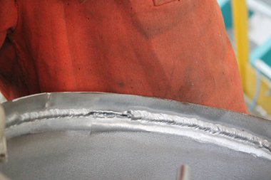 Çalışma sürecinde petrol ve gaz üretimindeki bir petrokimya fabrikasındaki petrol boruları