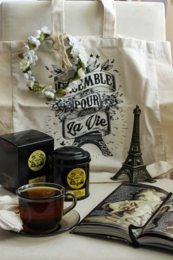 Yanında siyah çay ve beyaz marşmelov olan Paris atmosferi bir kitaptır.