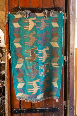 Kafkas desenli ulusal halılar eski kasabada eski taşların üzerinde satılıktır.