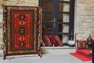 Kafkas desenli ulusal halılar eski kasabada eski taşların üzerinde satılıktır.