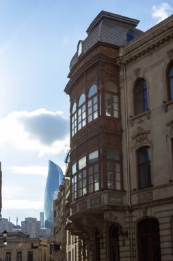 Eski şehrin küçük sokaklarında binaların duvarlarında ve ilginç balkonlarda ulusal desenler ve süsler var.