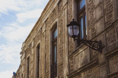 Eski şehrin küçük sokaklarında binaların duvarlarında ve ilginç balkonlarda ulusal desenler ve süsler var.