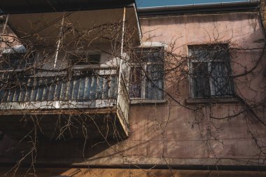 Eski şehrin küçük sokaklarında binaların duvarlarında ve ilginç balkonlarda ulusal desenler ve süsler var.