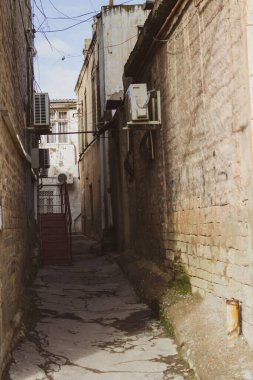 Eski Sovyet sokağında yıkılması gereken yıkık dökük binalar.