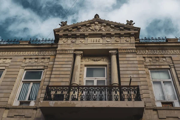 Pequenas Ruas Cidade Velha Com Padrões Nacionais Ornamentos Nas Paredes — Fotografia de Stock