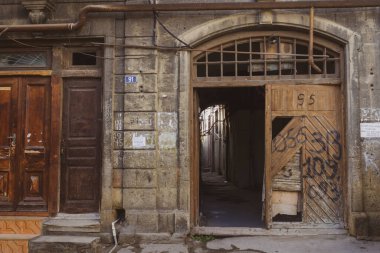 Eski Sovyet sokağında yıkılması gereken yıkık dökük binalar.