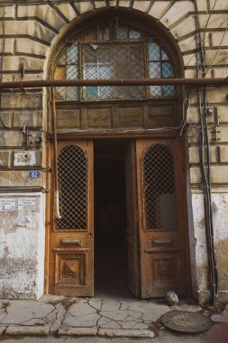 Eski Sovyet sokağında yıkılması gereken yıkık dökük binalar.