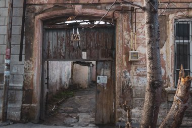 Eski şehrin küçük sokaklarında binaların duvarlarında ve ilginç balkonlarda ulusal desenler ve süsler var.