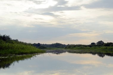       Akşam günbatımı Nehri Pripyat. bulutlar. Temmuz. Yaz. Beyaz Rusya manzara                         