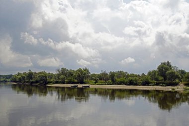 Pripyat nehir. Gökyüzü ve bulutlar su ayna yüzeyine yansıtılır. Temmuz yaz                               