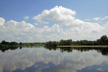         Pripyat nehir. Gökyüzü ve bulutlar su ayna yüzeyine yansıtılır. Temmuz yaz                       