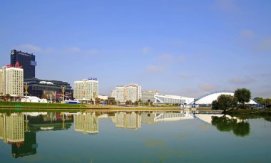  Minsk şehir. Svisloch Nehri çıkabilir. Spor Sarayı görünümünü                              