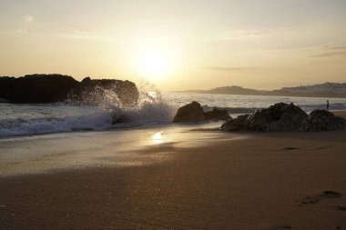     akşam güneşi okyanus. Tuzlu ışık ışınları göklerde. Parlak turuncu günbatımı                           