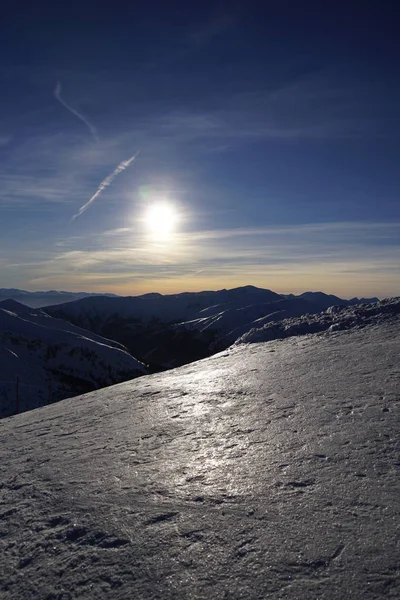 Ofensiva Sol Brillante Alto Las Montañas Por Encima Los Picos — Foto de Stock