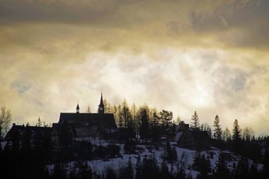    Dağ manzarası. Zakopane Tatras görünümünü. Şubat kış güneşli gün                            
