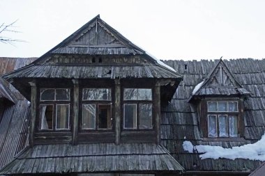        Dağ orman rahat evde. Gri manzara. Arka plan çok güzel                        